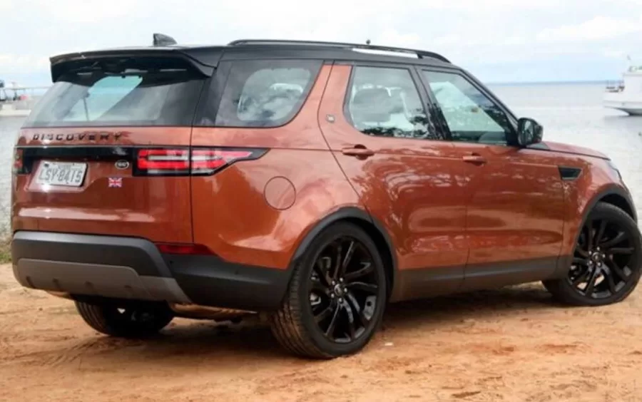 O Land Rover Discovery SE 3.0 V6 Si6 2017 oferece desempenho excepcional em diversas condições de terreno, graças ao seu motor V6 supercharged de 340 cv.