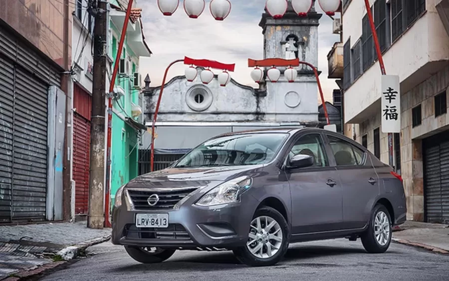 O desempenho do Nissan Versa S 1.6 é marcado por seu motor de 111 cv, alcançando uma velocidade máxima de 187 km/h e uma aceleração de 0 a 100 km/h em 10,3 segundos.