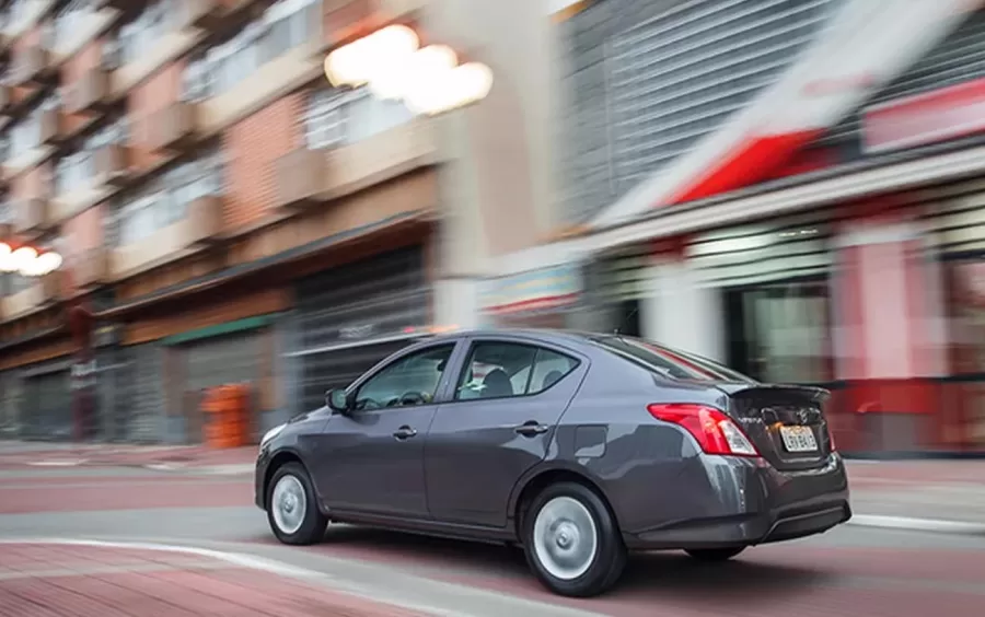 As medidas do Nissan Versa S 1.6 incluem 4492 mm de comprimento, 1695 mm de largura, 1506 mm de altura e peso de 1060 kg, garantindo um bom espaço interno e estabilidade.