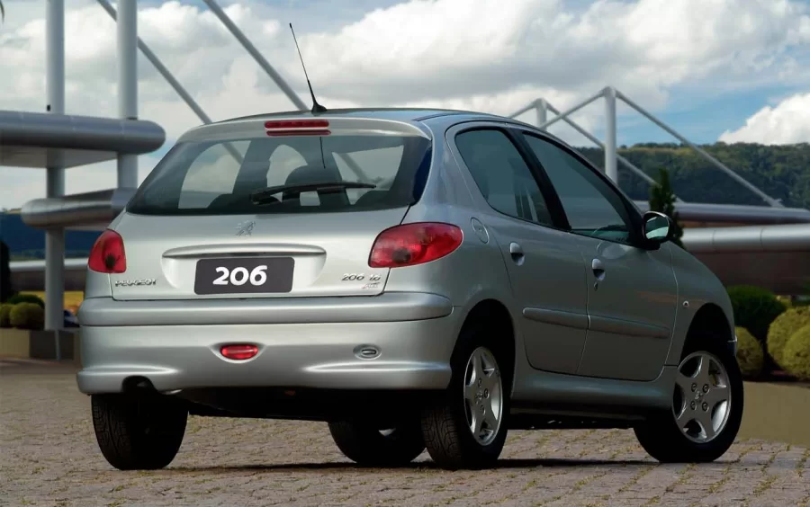 Desempenho: O Peugeot 206 Feline 1.6 16V 2006 oferece um desempenho satisfatório para o dia a dia, com aceleração de 0 a 100 km/h em cerca de 10,5 segundos.