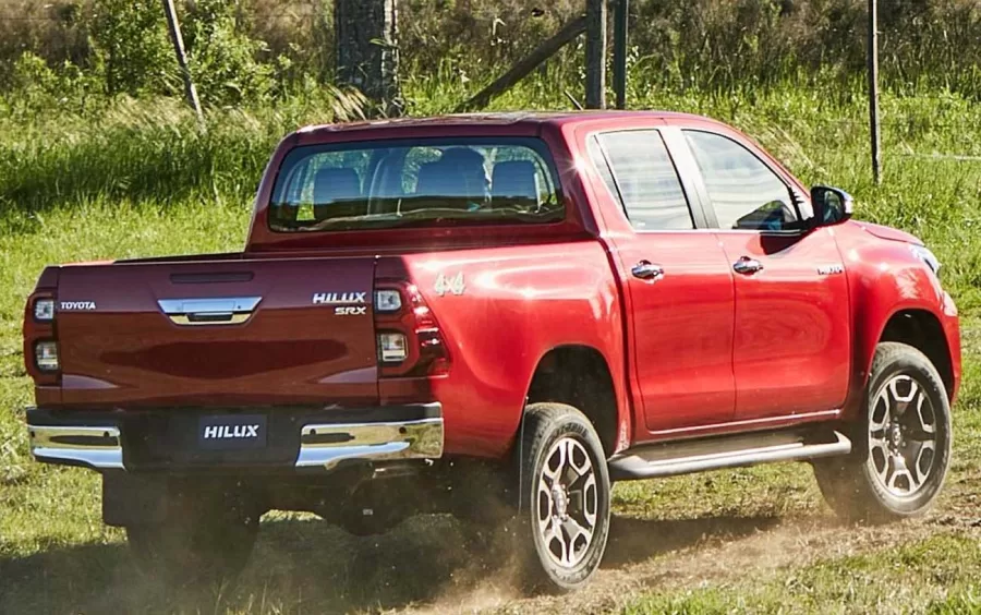 A caçamba da Toyota Hilux SRX 2.8 Turbo 4x4 AT CD 2021 tem capacidade para 1000 litros, oferecendo uma carga útil de até 1000 kg.