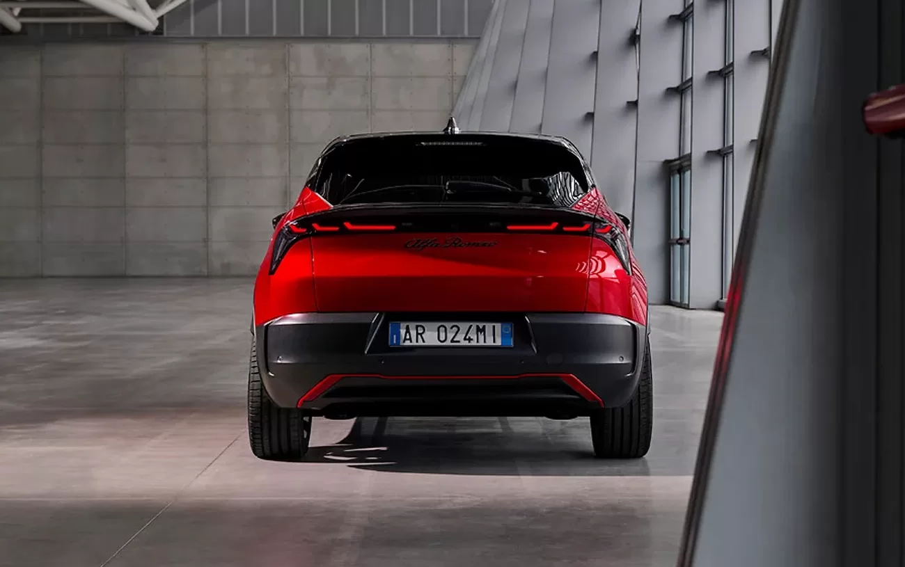 Herança Visual Renovada: O Milano combina elementos italianos distintos com uma base de plataforma da Peugeot.