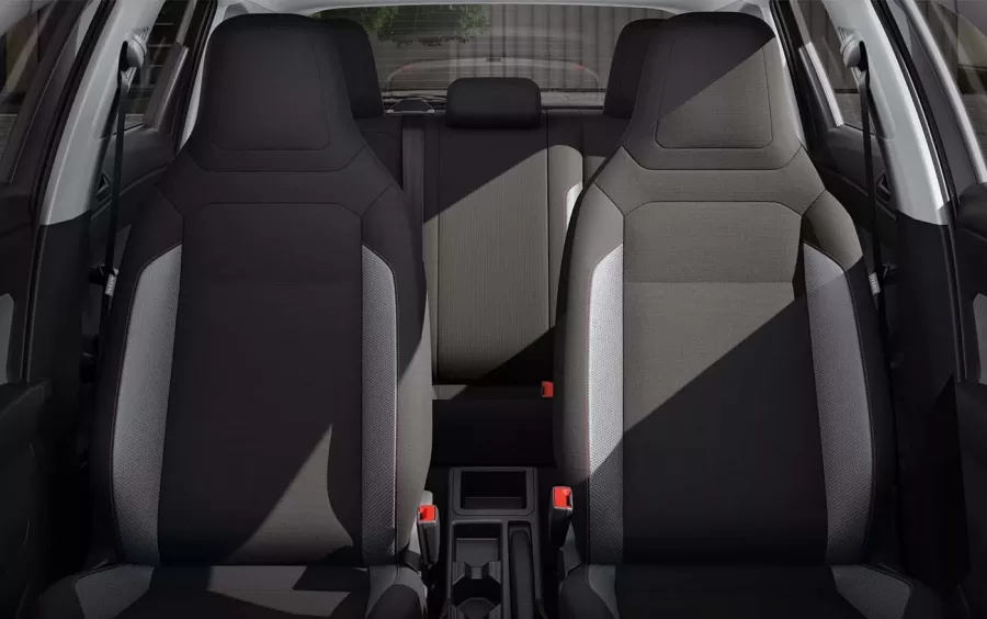 O interior espaçoso e bem acabado do Polo Robust oferece conforto e praticidade para motorista e passageiros.