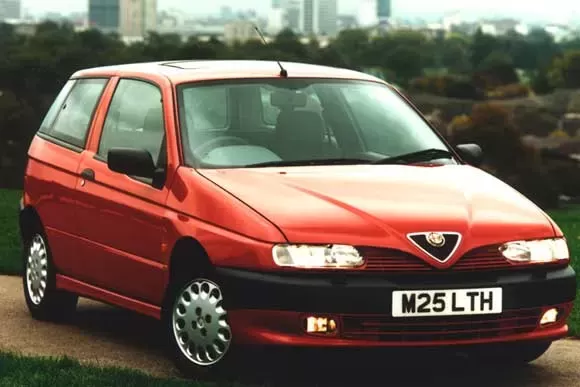 Qual o consumo do Alfa Romeo 145  Elegance 1.8  1999? Confira tudo sobre o carro