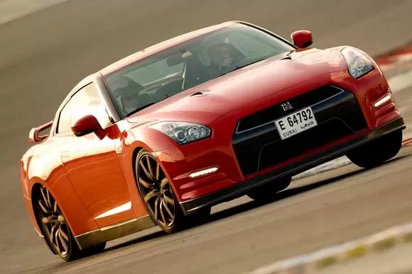 Quantos quilômetros por litro faz o Nissan GT-R  3.8 V6 Biturbo 2012? Saiba Tudo sobre o carro